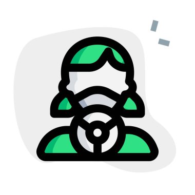 Direksiyonlu maskeli bir kadın sürücü.