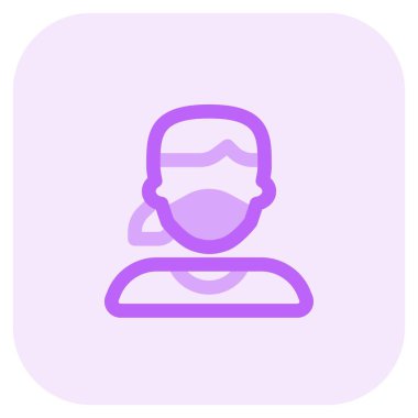 At kuyruklu dublör kadın maske takıyor.