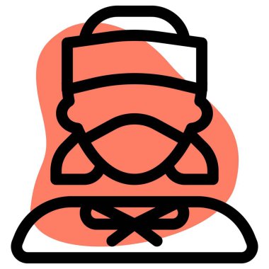 Maskeli ve üniformalı bir kadın.