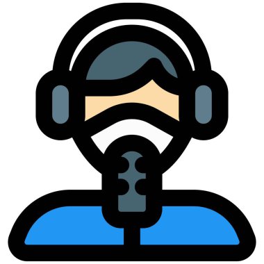 Radyo jokeyi kulaklık takıyor..