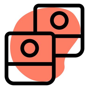 Yemek olarak servis edilen lezzetli suşi ruloları.