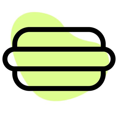 Dilimlenmiş ekmeğin içinde haşlanmış sosis..