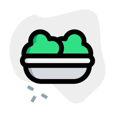 Mevsimlik sebze salatasıyla dolu bir kase.