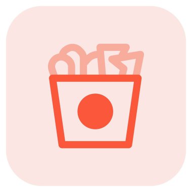 Kovada kızarmış tavuk atıştırmalığı..