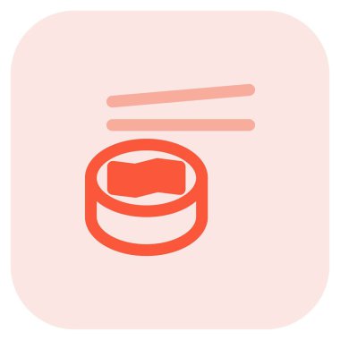 Lezzetli malzemelerle süslenmiş suşi rulosu.