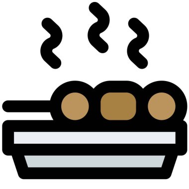 Tepside servis edilen taze pişmiş satay.