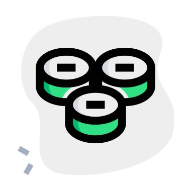 Dilimlenmiş suşi ruloları yemek için hazır.