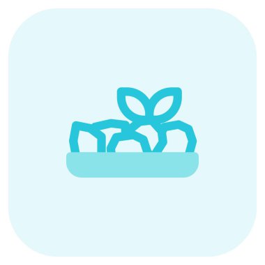 Tepside servis edilen garnitürlü baharatlı rendang.