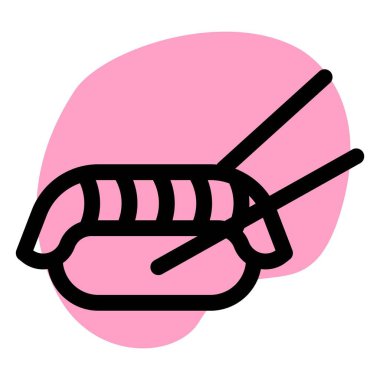 Yemek çubuklarıyla servis edilen lezzetli sashimi.