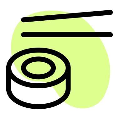 Çubuklarla servis edilen suşi rulosu.