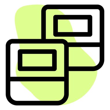 Lezzetli suşi pirinç ruloları atıştırmalık olarak servis edilir.