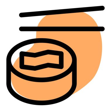 Lezzetli malzemelerle süslenmiş suşi rulosu.