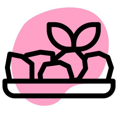 Tepside servis edilen garnitürlü baharatlı rendang.