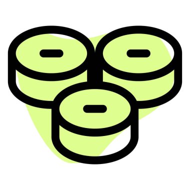 Dilimlenmiş suşi ruloları yemek için hazır.