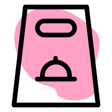 Yiyecek el çantasına konur.