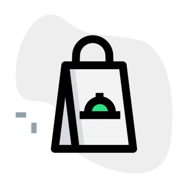 Yanında yemek taşıyan el çantası..