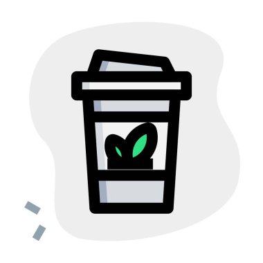 Sıcak çay tek kullanımlık bardakta servis edilir.