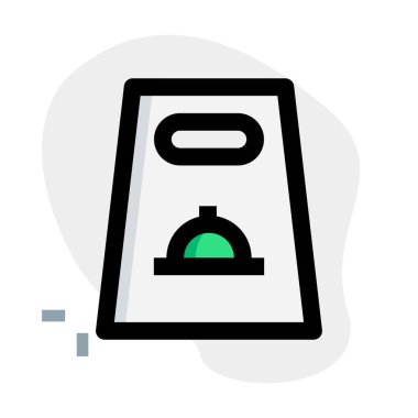 Yiyecek el çantasına konur.