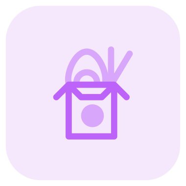 Yumurtayla servis edilen bir kutu pirinç.