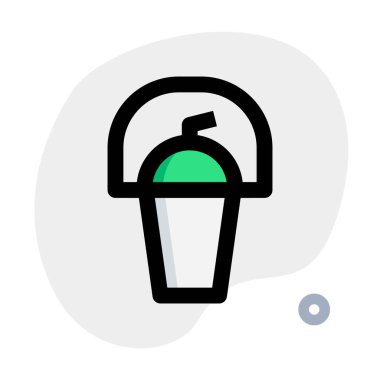 İçecek, tek kullanımlık içeceklere doldurulmuş.