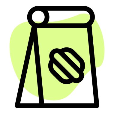 Lezzetli sosislilerle dolu kağıt torba.