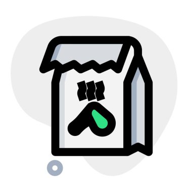 Kızarmış tavuk tek kullanımlık çantaya konur.