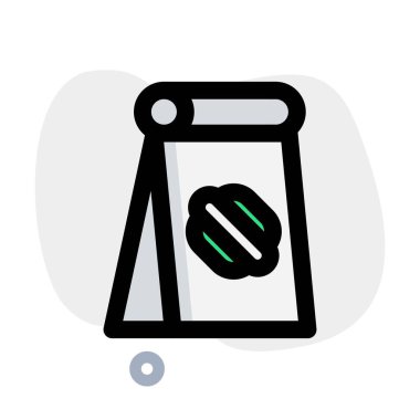 Lezzetli sosislilerle dolu kağıt torba.