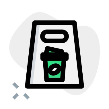 El çantası dolusu ferahlatıcı içecek..