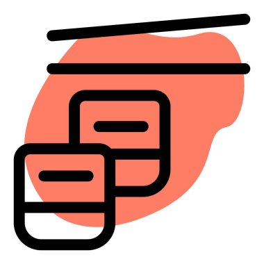 Yemek çubuklarıyla servis edilen lezzetli suşi..