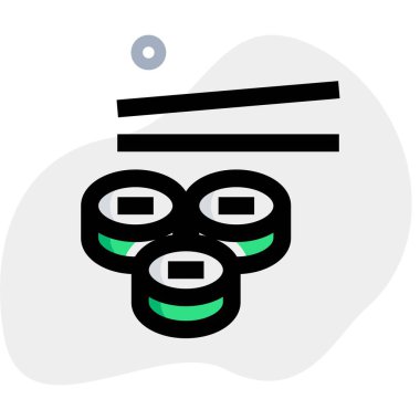 Yemek çubuklarıyla servis edilen lezzetli suşi ruloları..