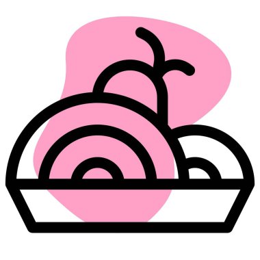 Maydanozla süslenmiş lezzetli spagetti kasesi..