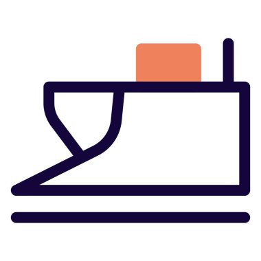 Kar küreme treniyle raylardan buz temizleme.