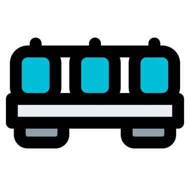 Sıvı tanklar bir tren vagonuna taşınıyor.