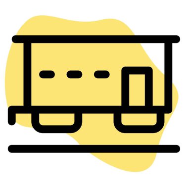 Tren vagonu mal ve nakliyat taşıyor.