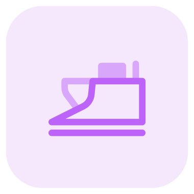 Kar küreme treniyle raylardan buz temizleme.