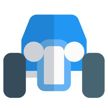 Büyük lastikleri olan antika bir otomobil..