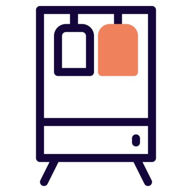 Giysiler dolapta asılı..