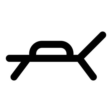 Plaj tarafına yerleştirilmiş şezlong..