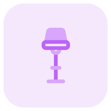 Ayaklarının dinlendiği şık bir bar koltuğu.,.