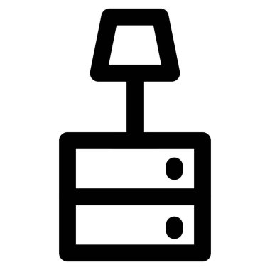 Masa lambası ahşap komodinin üzerinde.