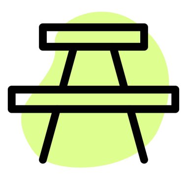 Tatillerde sıklıkla kullanılan taşınabilir piknik masası