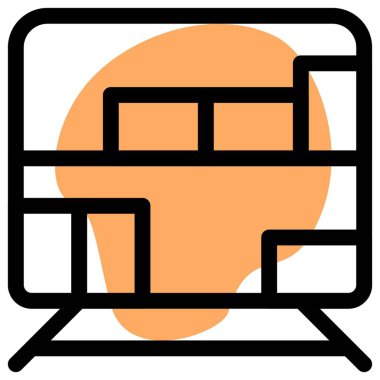 Temel ihtiyaçlar için birden fazla rafı olan bir komodin.