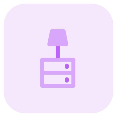 Masa lambası ahşap komodinin üzerinde.