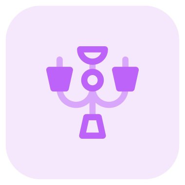 Tavanda bir avize asılı..