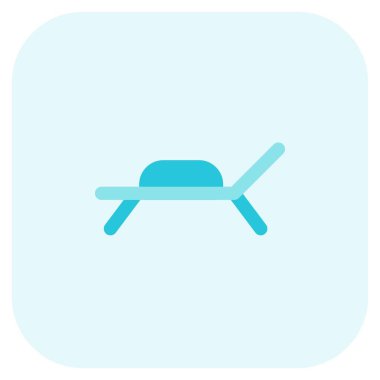 Plaj tarafına yerleştirilmiş şezlong..