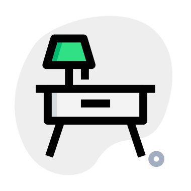 Lamba ve komodin odaya yerleştirildi.