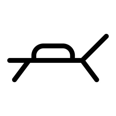 Plaj tarafına yerleştirilmiş şezlong..