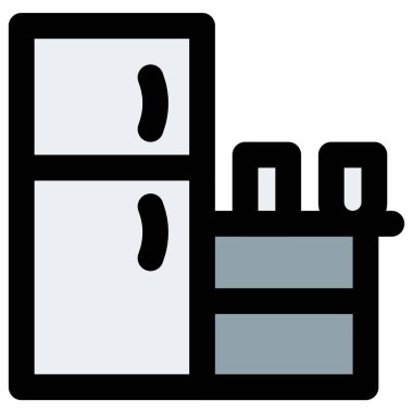 Mutfak kileri buzdolabı ve raflardan oluşur.