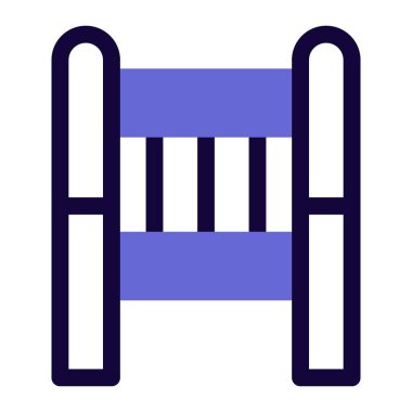 Süslü ıvır zıvırlı ağır bir bira sandalyesi..