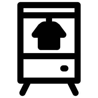 Giysiler gardıropta asılı..